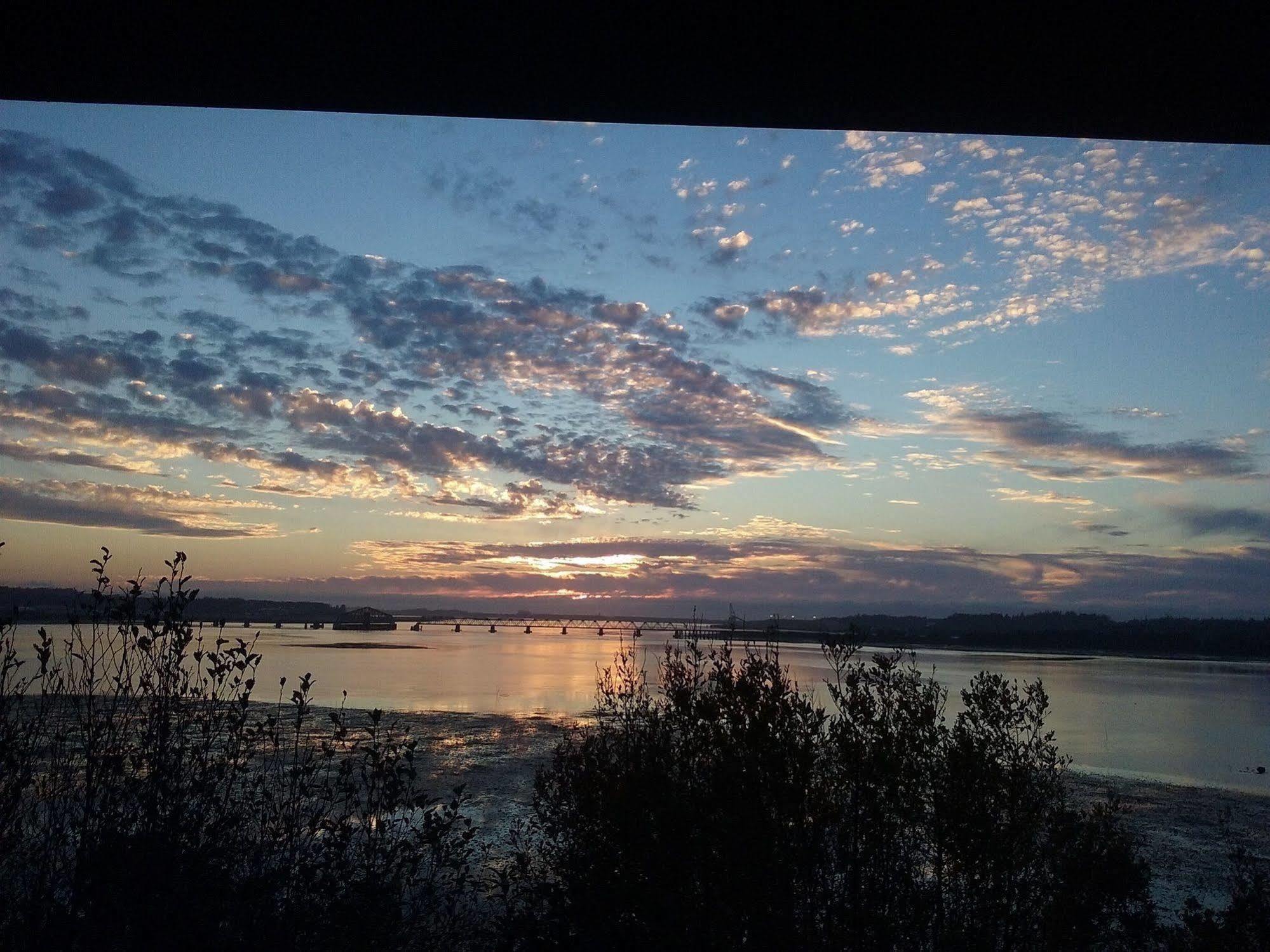 Bay Bridge Motel Норт-Бенд Экстерьер фото